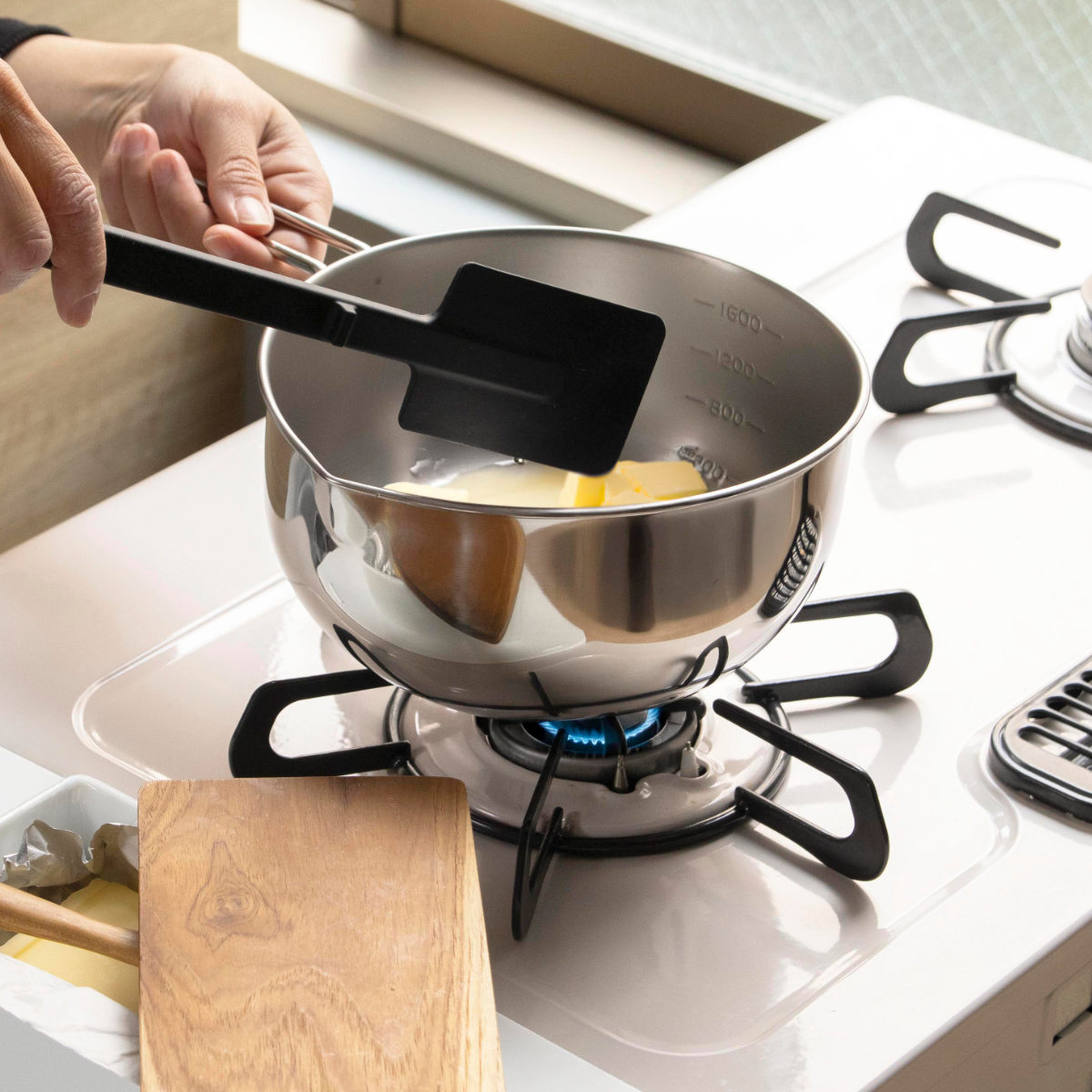 工房アイザワ 手付ボール 口付 14cm ( aizawa ボウル 取っ手付き ボール 深型 ステンレス メジャーボール 日本製 ステンレスボウル ハンドル付き 注ぎ口付き メモリ付き 調理用ボウル 直火OK 湯せん 撹拌 玉子焼き アイザワ )