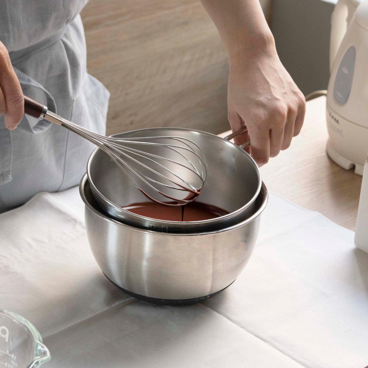 工房アイザワ 手付ボール 口付 14cm ( aizawa ボウル 取っ手付き ボール 深型 ステンレス メジャーボール 日本製 ステンレスボウル ハンドル付き 注ぎ口付き メモリ付き 調理用ボウル 直火OK 湯せん 撹拌 玉子焼き アイザワ )