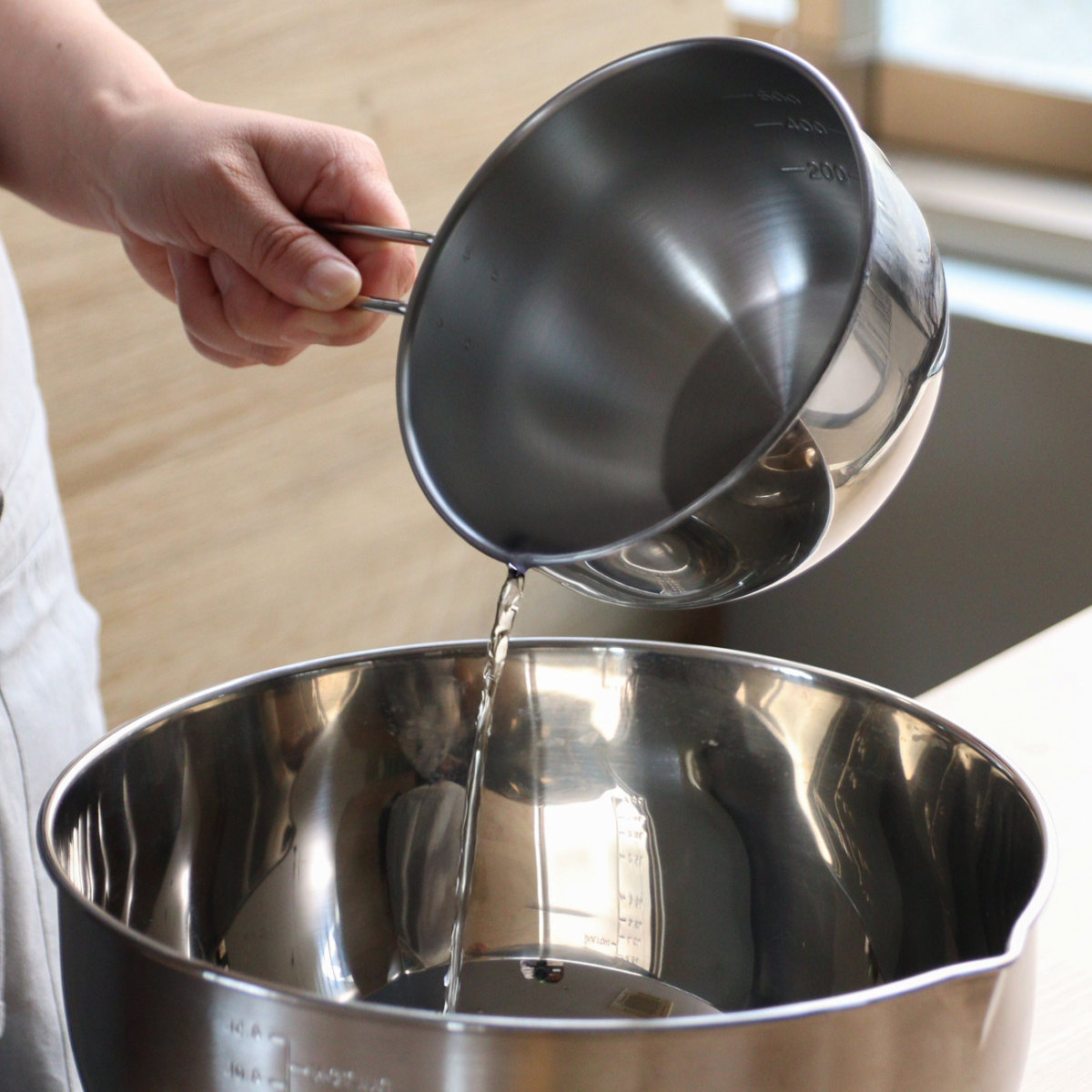 工房アイザワ 手付ボール 口付 14cm ( aizawa ボウル 取っ手付き ボール 深型 ステンレス メジャーボール 日本製 ステンレスボウル ハンドル付き 注ぎ口付き メモリ付き 調理用ボウル 直火OK 湯せん 撹拌 玉子焼き アイザワ )