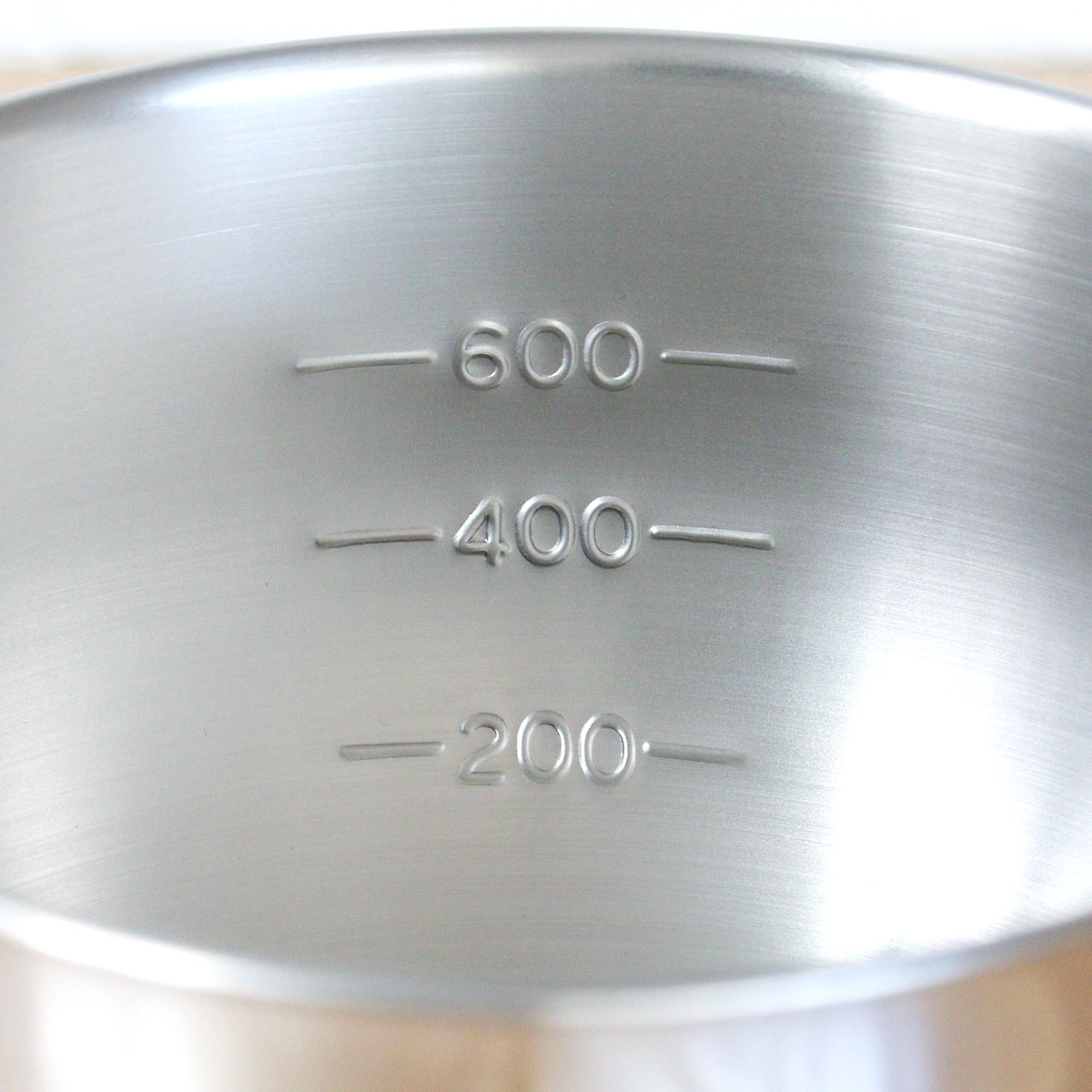 工房アイザワ 手付ボール 口付 14cm ( aizawa ボウル 取っ手付き ボール 深型 ステンレス メジャーボール 日本製 ステンレスボウル ハンドル付き 注ぎ口付き メモリ付き 調理用ボウル 直火OK 湯せん 撹拌 玉子焼き アイザワ )