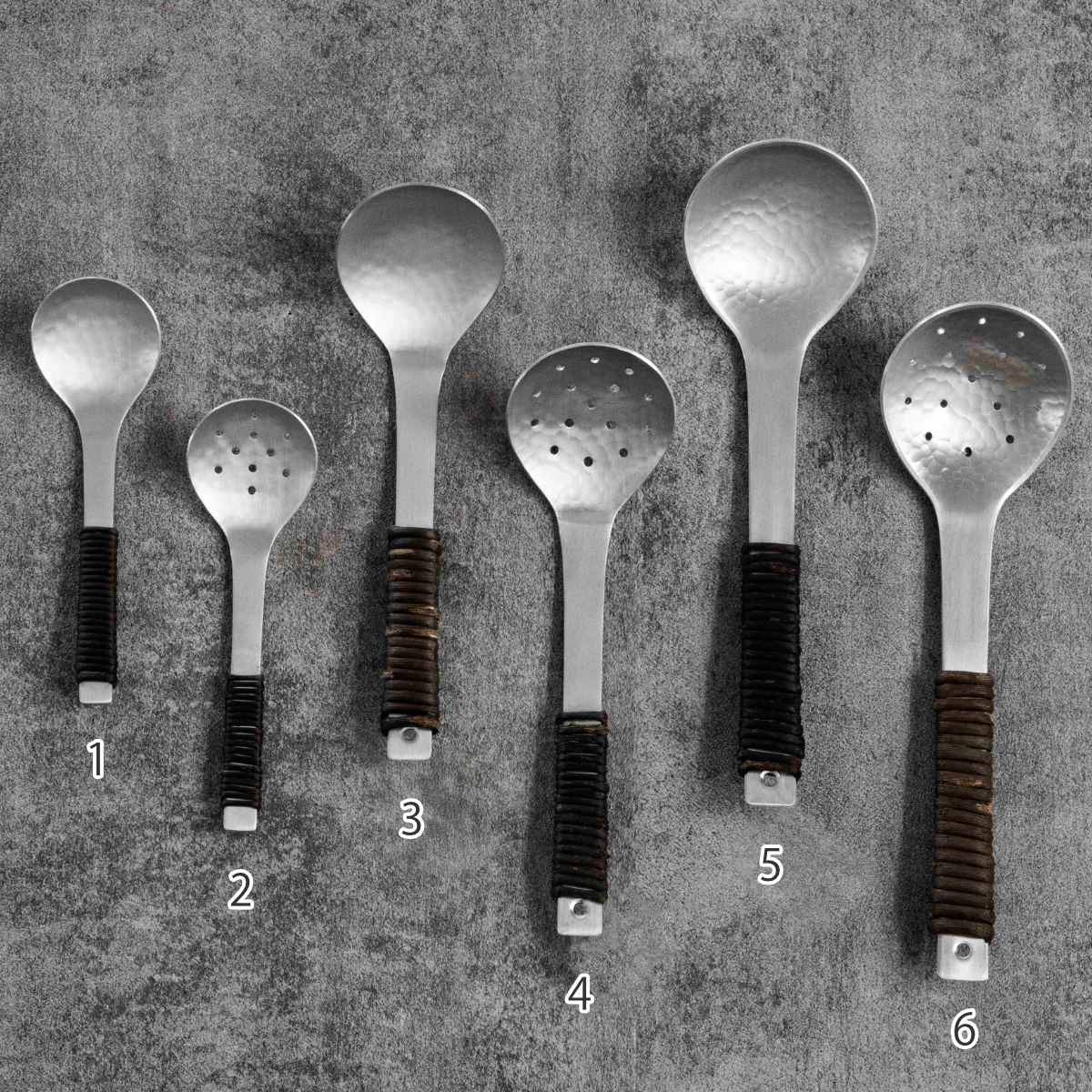 工房アイザワ アルミニウム アケビ巻お玉 大 ( aizawa お玉 お玉杓子 レードル 穴なし 日本製 鎚目 サービングスプーン 取り分けスプーン スプーン アイザワ 燕三条 美しい 高級感 レトロ 職人技 高品質 シンプル キッチンツール )