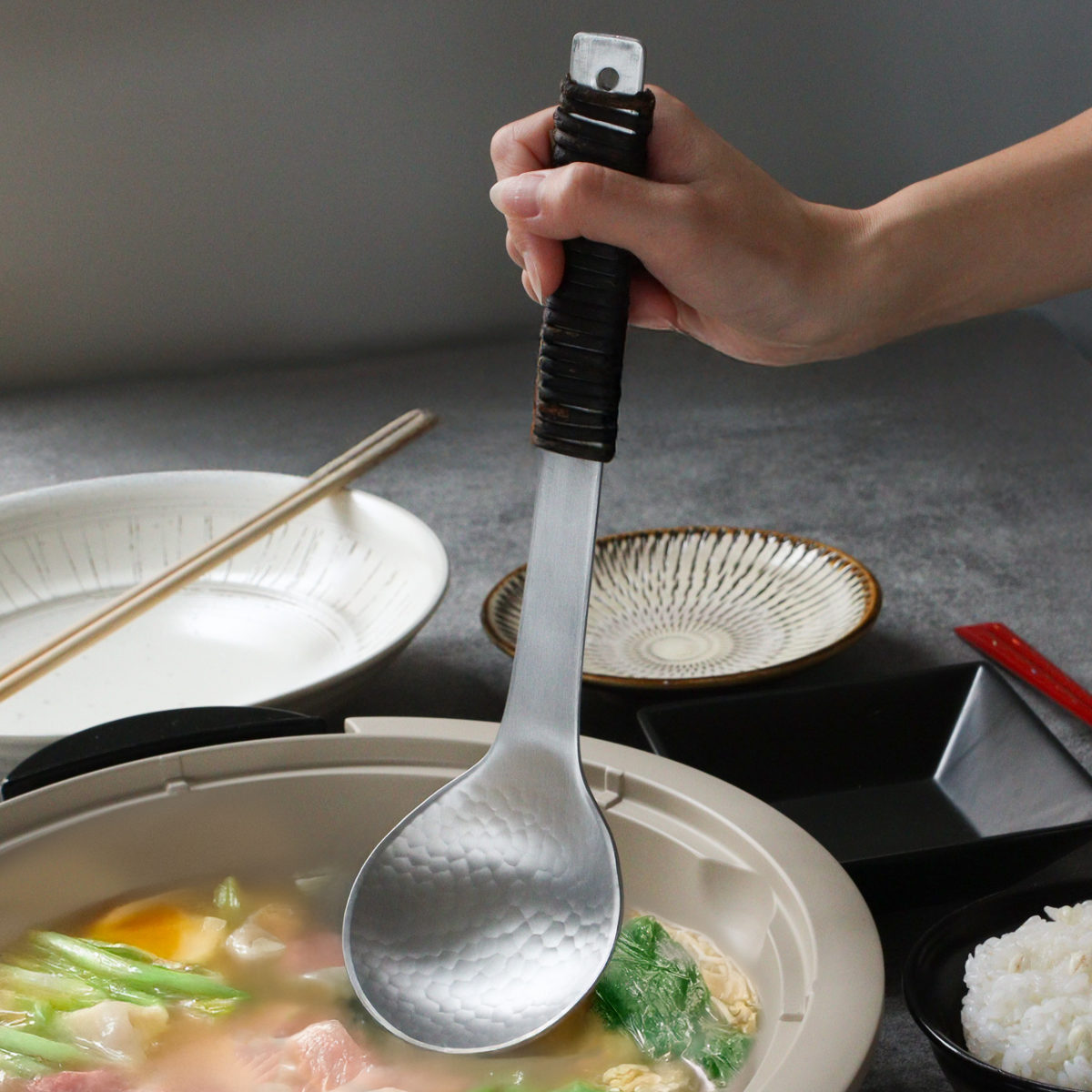 工房アイザワ アルミニウム アケビ巻お玉 大 ( aizawa お玉 お玉杓子 レードル 穴なし 日本製 鎚目 サービングスプーン 取り分けスプーン スプーン アイザワ 燕三条 美しい 高級感 レトロ 職人技 高品質 シンプル キッチンツール )