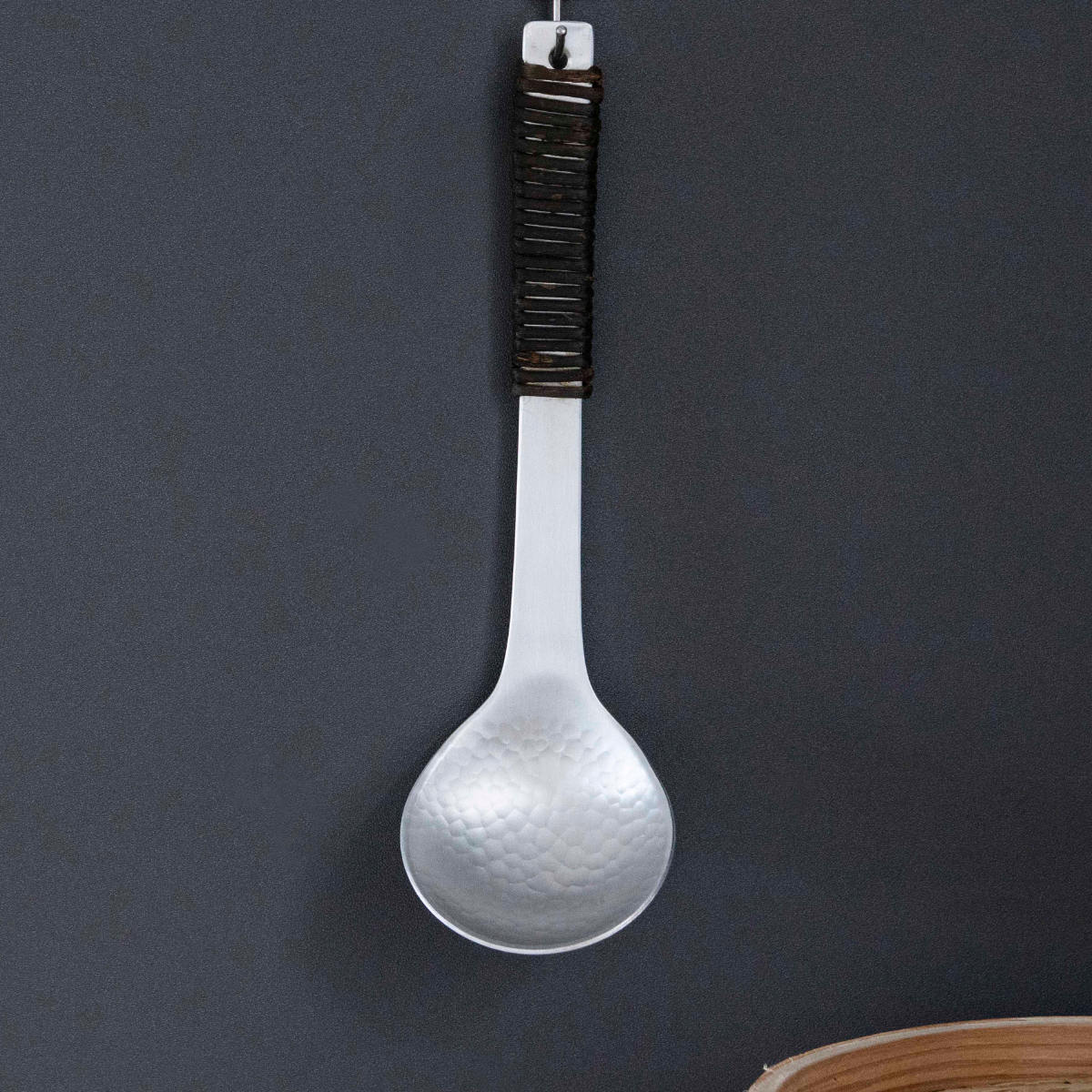 工房アイザワ アルミニウム アケビ巻お玉 大 ( aizawa お玉 お玉杓子 レードル 穴なし 日本製 鎚目 サービングスプーン 取り分けスプーン スプーン アイザワ 燕三条 美しい 高級感 レトロ 職人技 高品質 シンプル キッチンツール )