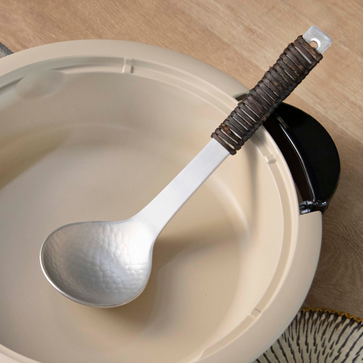 工房アイザワ アルミニウム アケビ巻お玉 大 ( aizawa お玉 お玉杓子 レードル 穴なし 日本製 鎚目 サービングスプーン 取り分けスプーン スプーン アイザワ 燕三条 美しい 高級感 レトロ 職人技 高品質 シンプル キッチンツール )