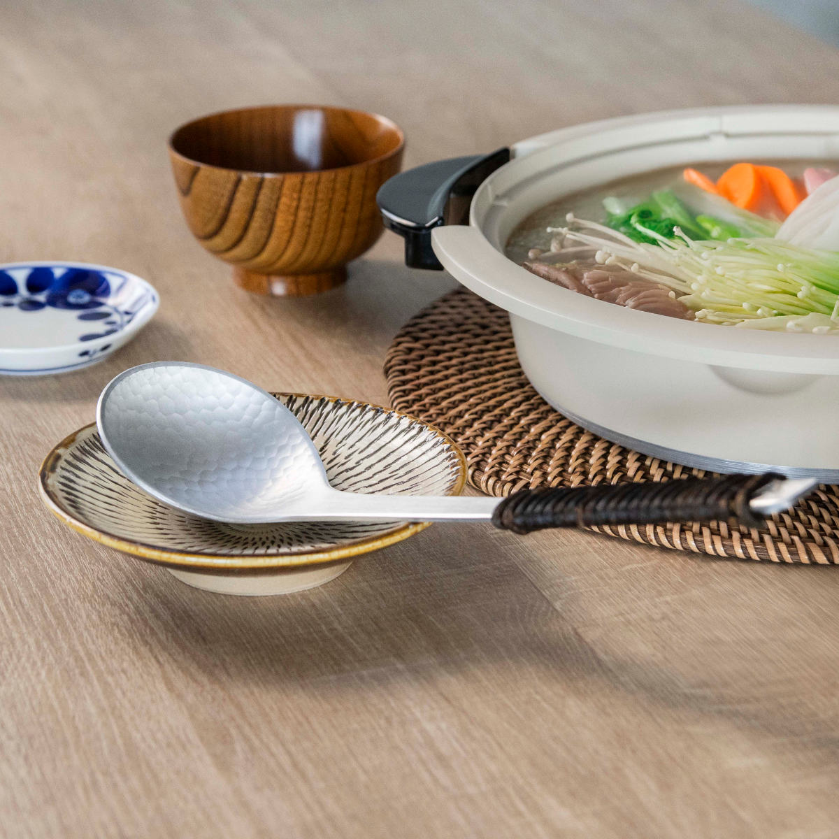 工房アイザワ アルミニウム アケビ巻お玉 大 ( aizawa お玉 お玉杓子 レードル 穴なし 日本製 鎚目 サービングスプーン 取り分けスプーン スプーン アイザワ 燕三条 美しい 高級感 レトロ 職人技 高品質 シンプル キッチンツール )