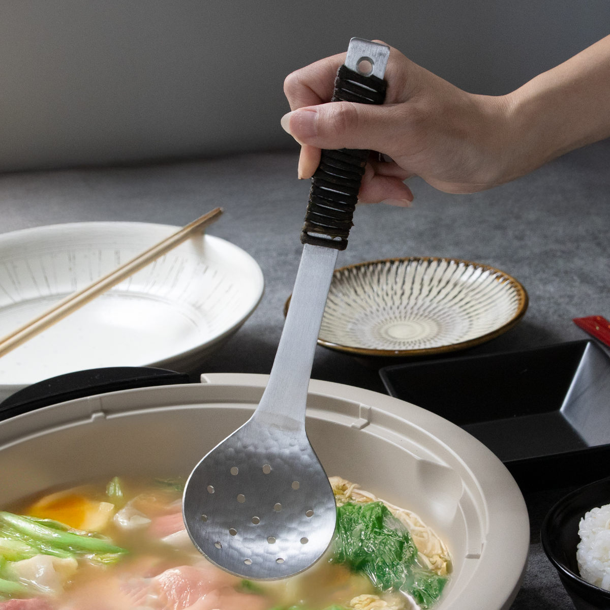 工房アイザワ アルミニウム アケビ巻穴明お玉 中 ( aizawa 穴あきお玉 穴杓子 レードル 穴あり 日本製 鎚目 サービングスプーン 取り分けスプーン アイザワ 燕三条 美しい 高級感 レトロ 職人技 高品質 シンプル キッチンツール )