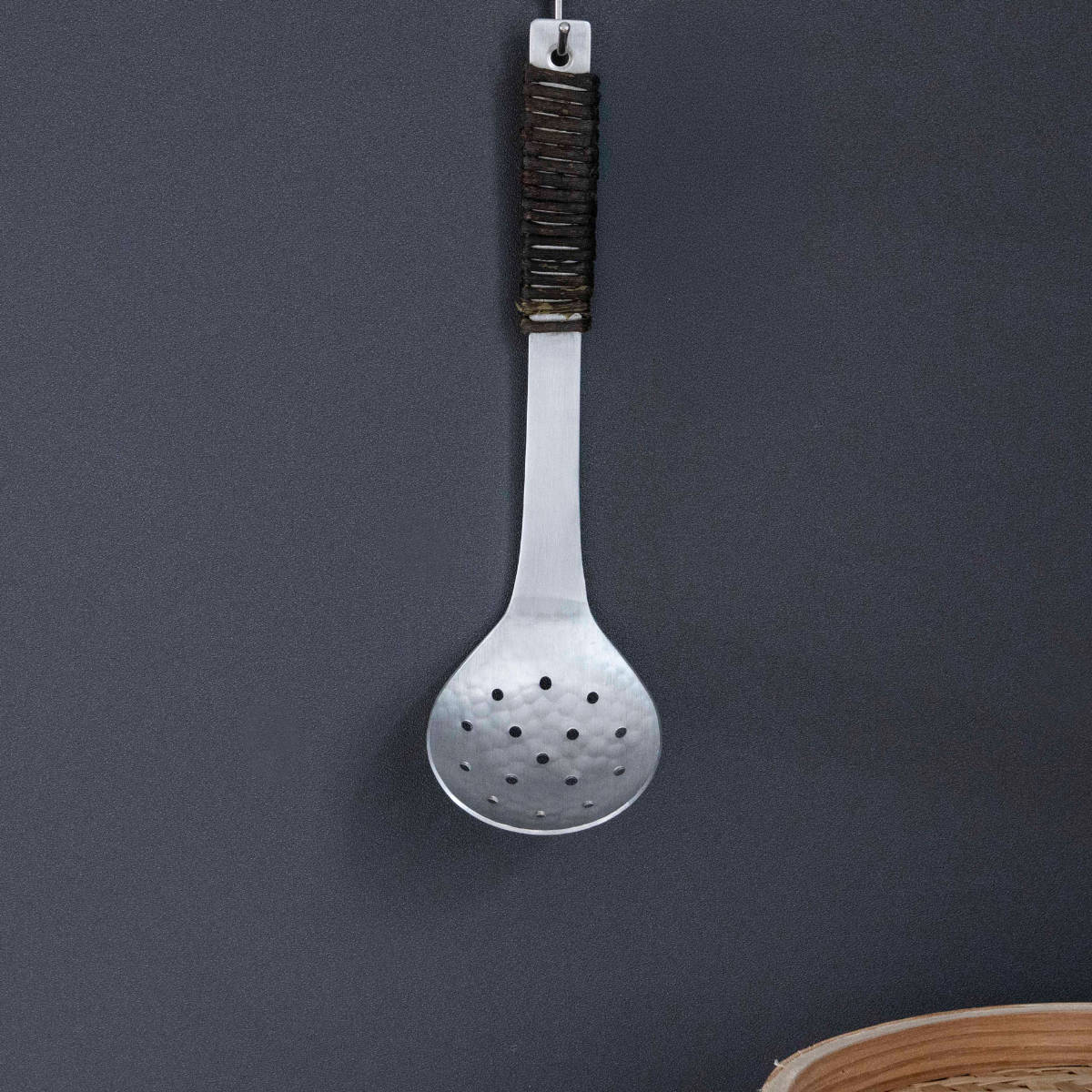 工房アイザワ アルミニウム アケビ巻穴明お玉 中 ( aizawa 穴あきお玉 穴杓子 レードル 穴あり 日本製 鎚目 サービングスプーン 取り分けスプーン アイザワ 燕三条 美しい 高級感 レトロ 職人技 高品質 シンプル キッチンツール )