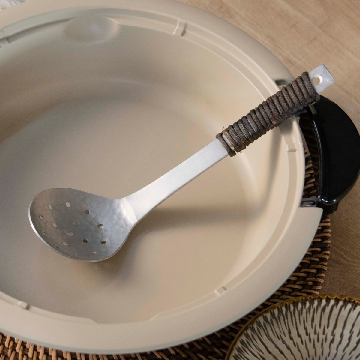 工房アイザワ アルミニウム アケビ巻穴明お玉 中 ( aizawa 穴あきお玉 穴杓子 レードル 穴あり 日本製 鎚目 サービングスプーン 取り分けスプーン アイザワ 燕三条 美しい 高級感 レトロ 職人技 高品質 シンプル キッチンツール )