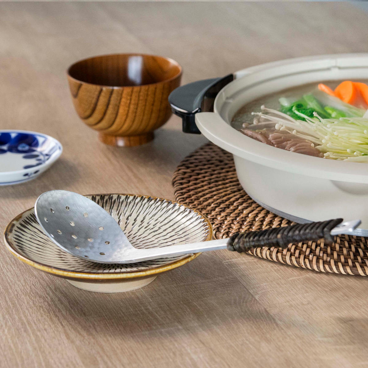 工房アイザワ アルミニウム アケビ巻穴明お玉 中 ( aizawa 穴あきお玉 穴杓子 レードル 穴あり 日本製 鎚目 サービングスプーン 取り分けスプーン アイザワ 燕三条 美しい 高級感 レトロ 職人技 高品質 シンプル キッチンツール )