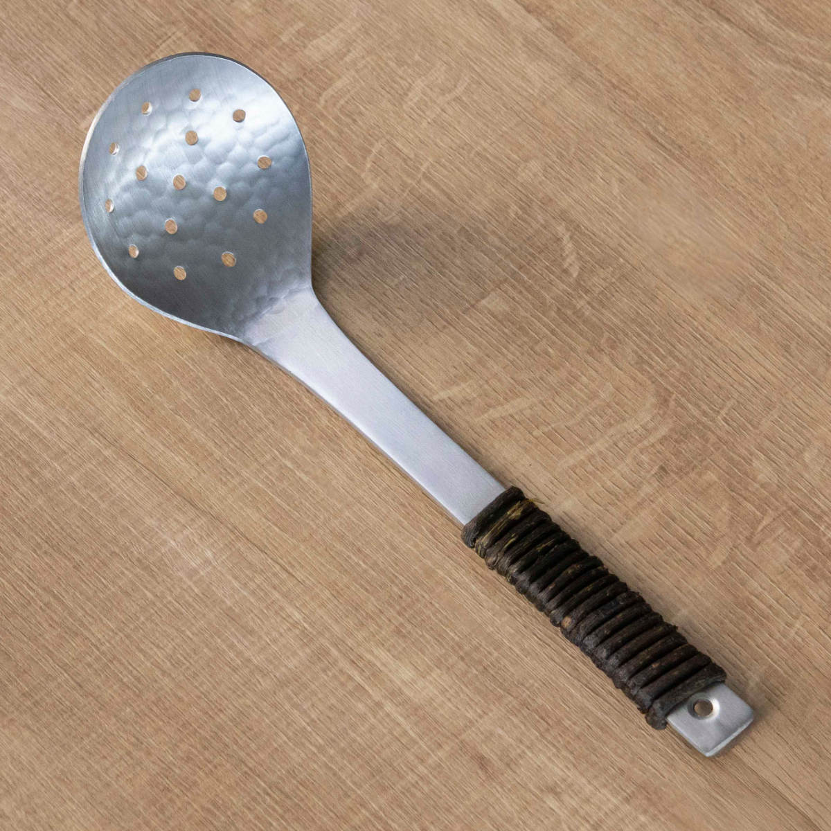 工房アイザワ アルミニウム アケビ巻穴明お玉 中 ( aizawa 穴あきお玉 穴杓子 レードル 穴あり 日本製 鎚目 サービングスプーン 取り分けスプーン アイザワ 燕三条 美しい 高級感 レトロ 職人技 高品質 シンプル キッチンツール )