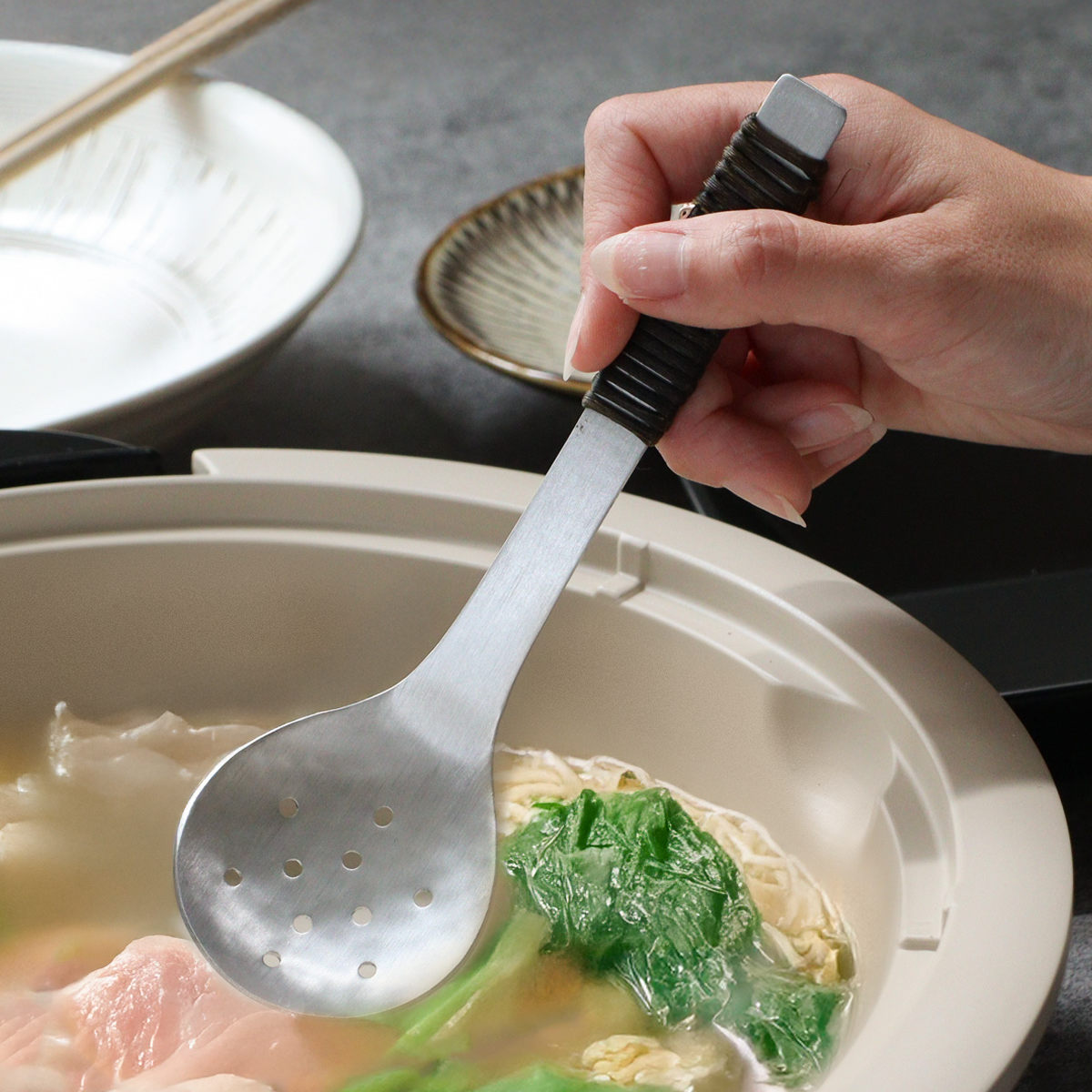 工房アイザワ アルミニウム アケビ巻き穴明卓上お玉 ( aizawa 穴あきお玉 穴杓子 レードル 穴あり 日本製 鎚目 取り分けスプーン サービングスプーン アイザワ 燕三条 美しい 高級感 レトロ 職人技 高品質 シンプル 卓上 鍋 )