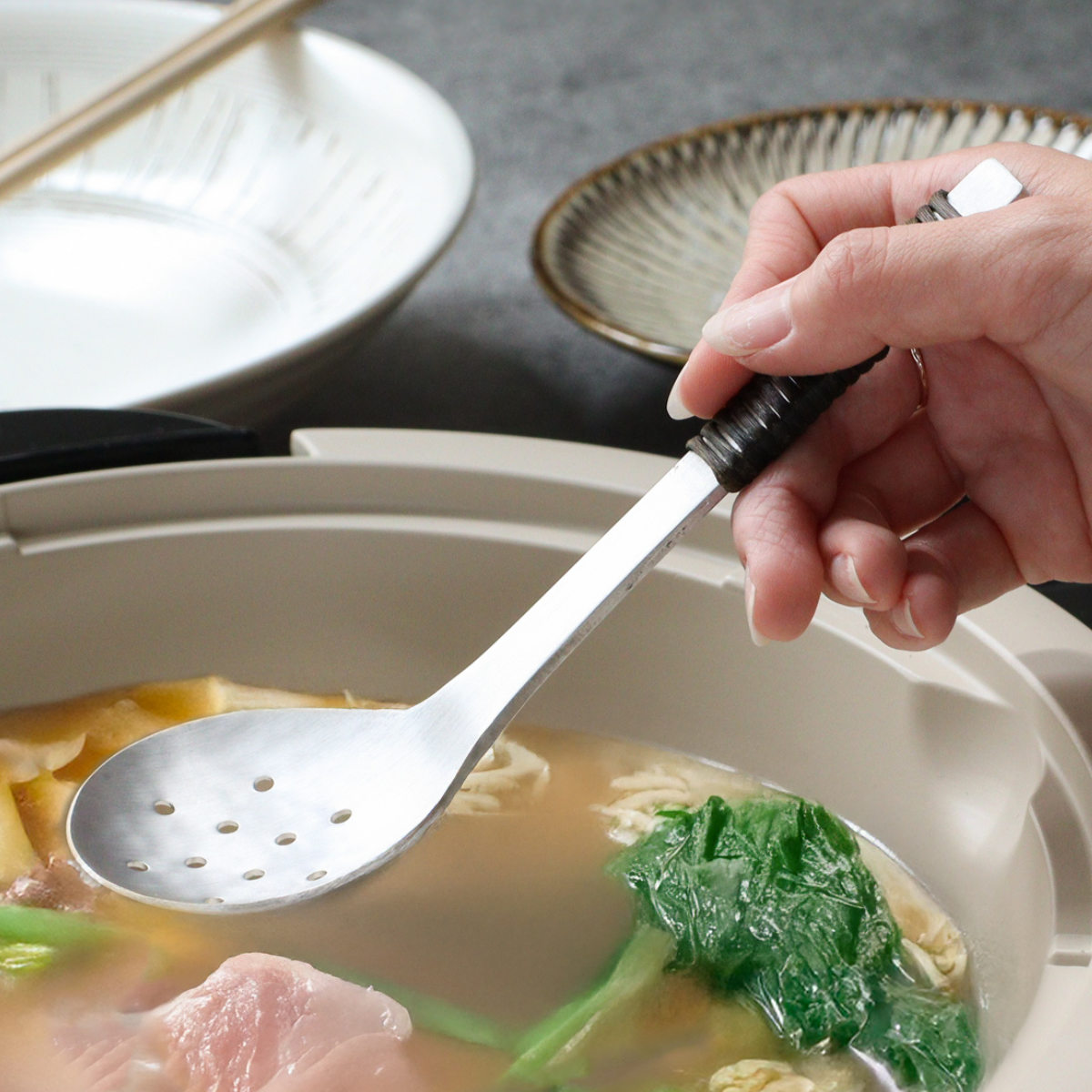 工房アイザワ アルミニウム アケビ巻き穴明卓上お玉 ( aizawa 穴あきお玉 穴杓子 レードル 穴あり 日本製 鎚目 取り分けスプーン サービングスプーン アイザワ 燕三条 美しい 高級感 レトロ 職人技 高品質 シンプル 卓上 鍋 )