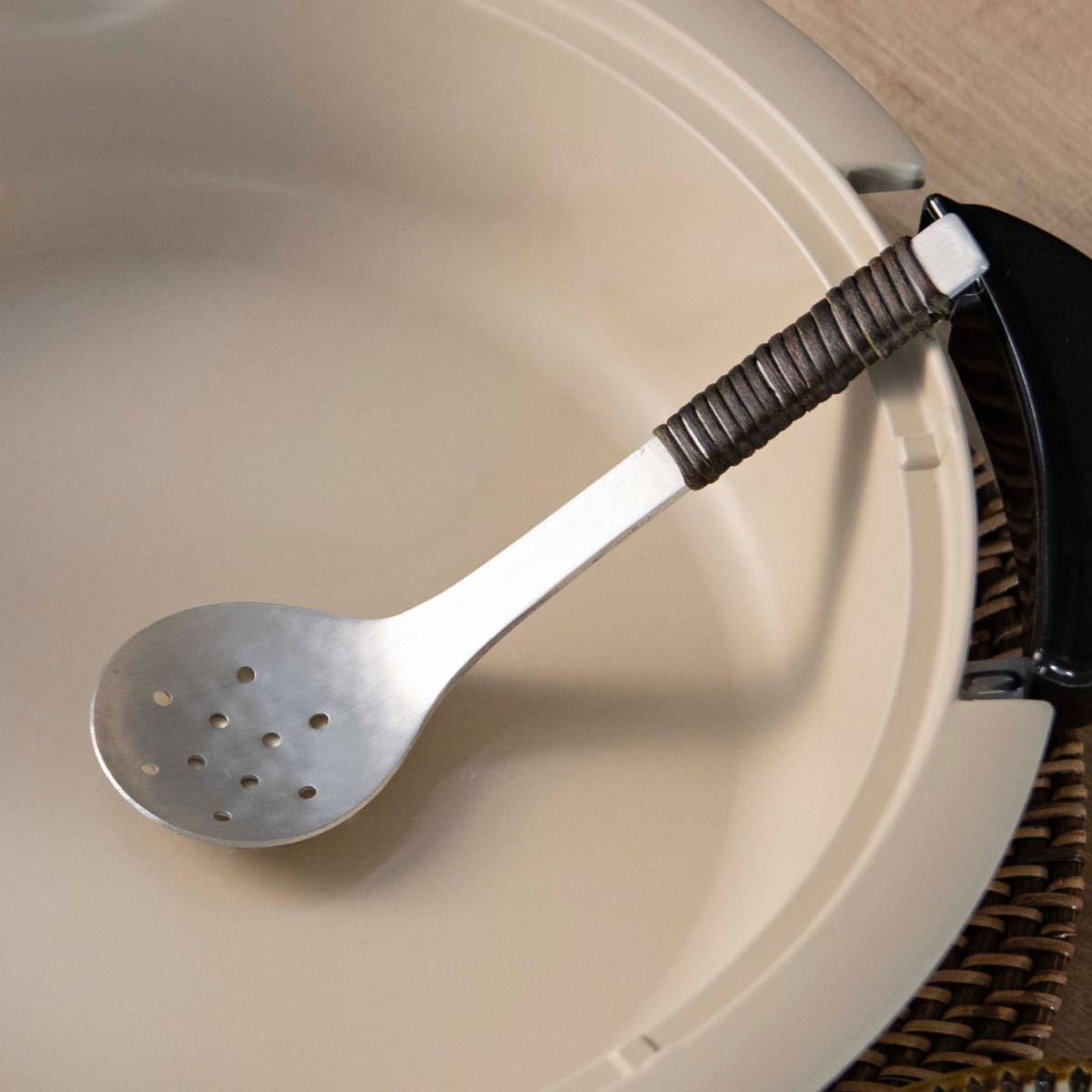 工房アイザワ アルミニウム アケビ巻き穴明卓上お玉 ( aizawa 穴あきお玉 穴杓子 レードル 穴あり 日本製 鎚目 取り分けスプーン サービングスプーン アイザワ 燕三条 美しい 高級感 レトロ 職人技 高品質 シンプル 卓上 鍋 )