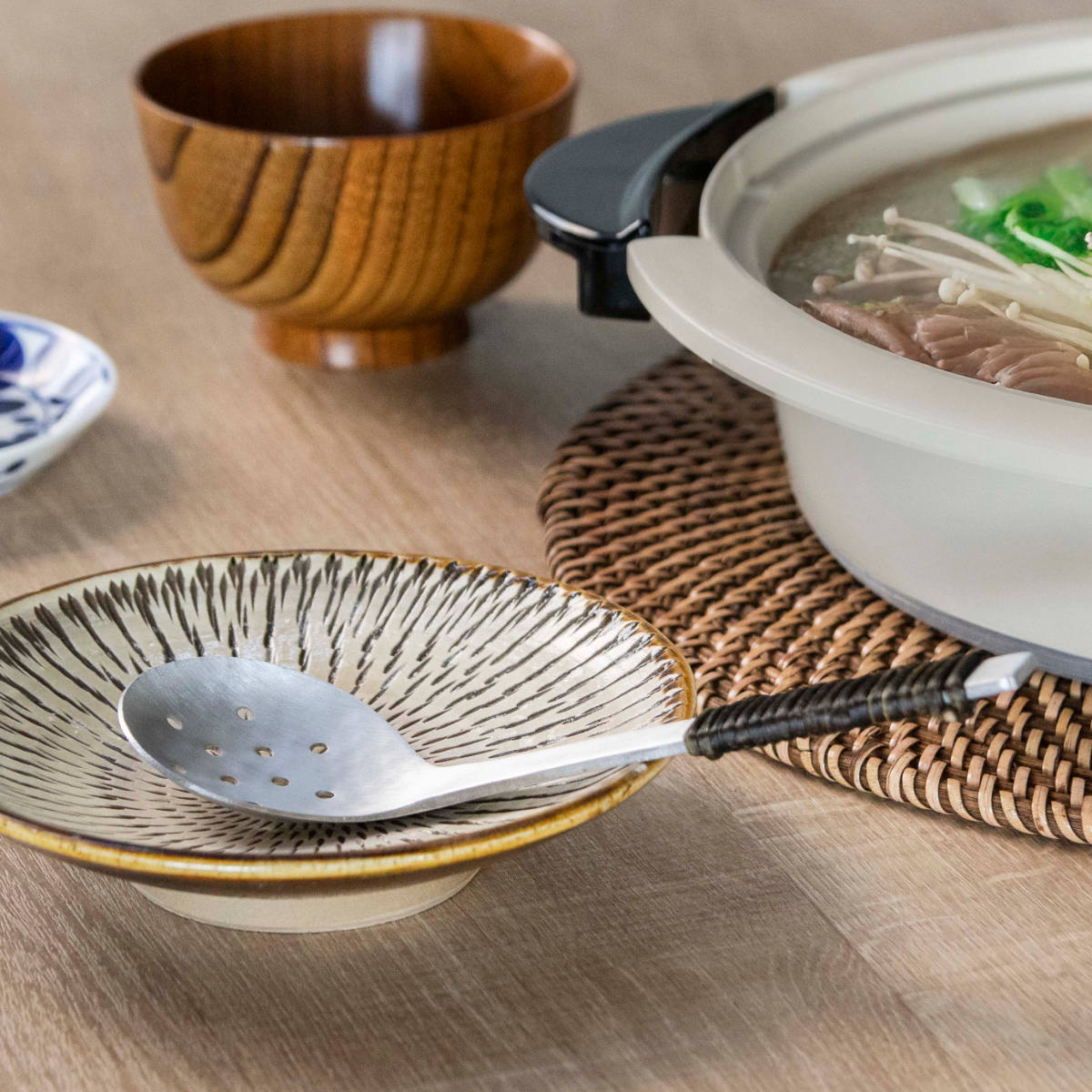 工房アイザワ アルミニウム アケビ巻き穴明卓上お玉 ( aizawa 穴あきお玉 穴杓子 レードル 穴あり 日本製 鎚目 取り分けスプーン サービングスプーン アイザワ 燕三条 美しい 高級感 レトロ 職人技 高品質 シンプル 卓上 鍋 )