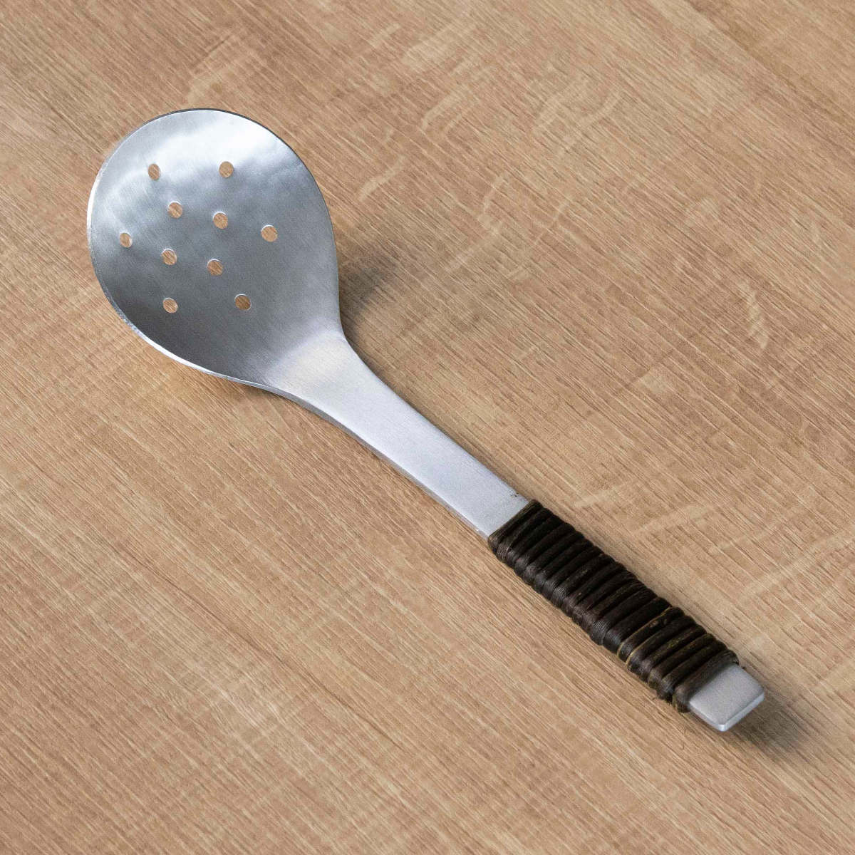 工房アイザワ アルミニウム アケビ巻き穴明卓上お玉 ( aizawa 穴あきお玉 穴杓子 レードル 穴あり 日本製 鎚目 取り分けスプーン サービングスプーン アイザワ 燕三条 美しい 高級感 レトロ 職人技 高品質 シンプル 卓上 鍋 )