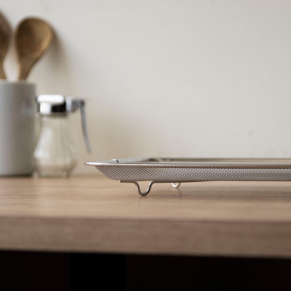 工房アイザワ ザル 角トレーザル 足付 21枚取 ( キッチン ざる 角ざる 足付き 薄型 浅型 料理 調理 水切り 18-8ステンレス 湯切り 下ごしらえ 油切り 網 トレー ステンレスザル 角型ザル 長方形 使いやすい 丈夫 アイザワ )