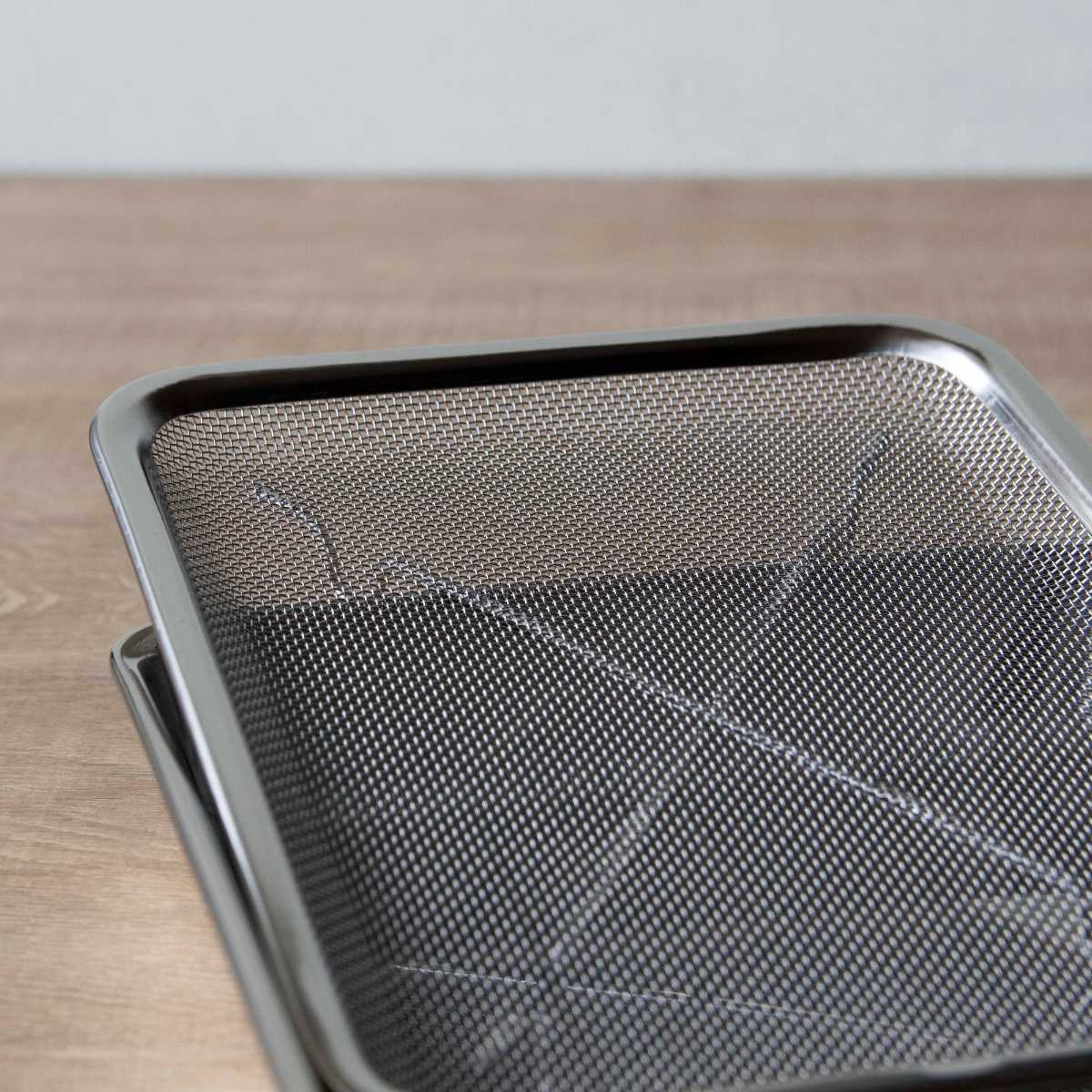 工房アイザワ ザル 角トレーザル 足付 21枚取 ( キッチン ざる 角ざる 足付き 薄型 浅型 料理 調理 水切り 18-8ステンレス 湯切り 下ごしらえ 油切り 網 トレー ステンレスザル 角型ザル 長方形 使いやすい 丈夫 アイザワ )