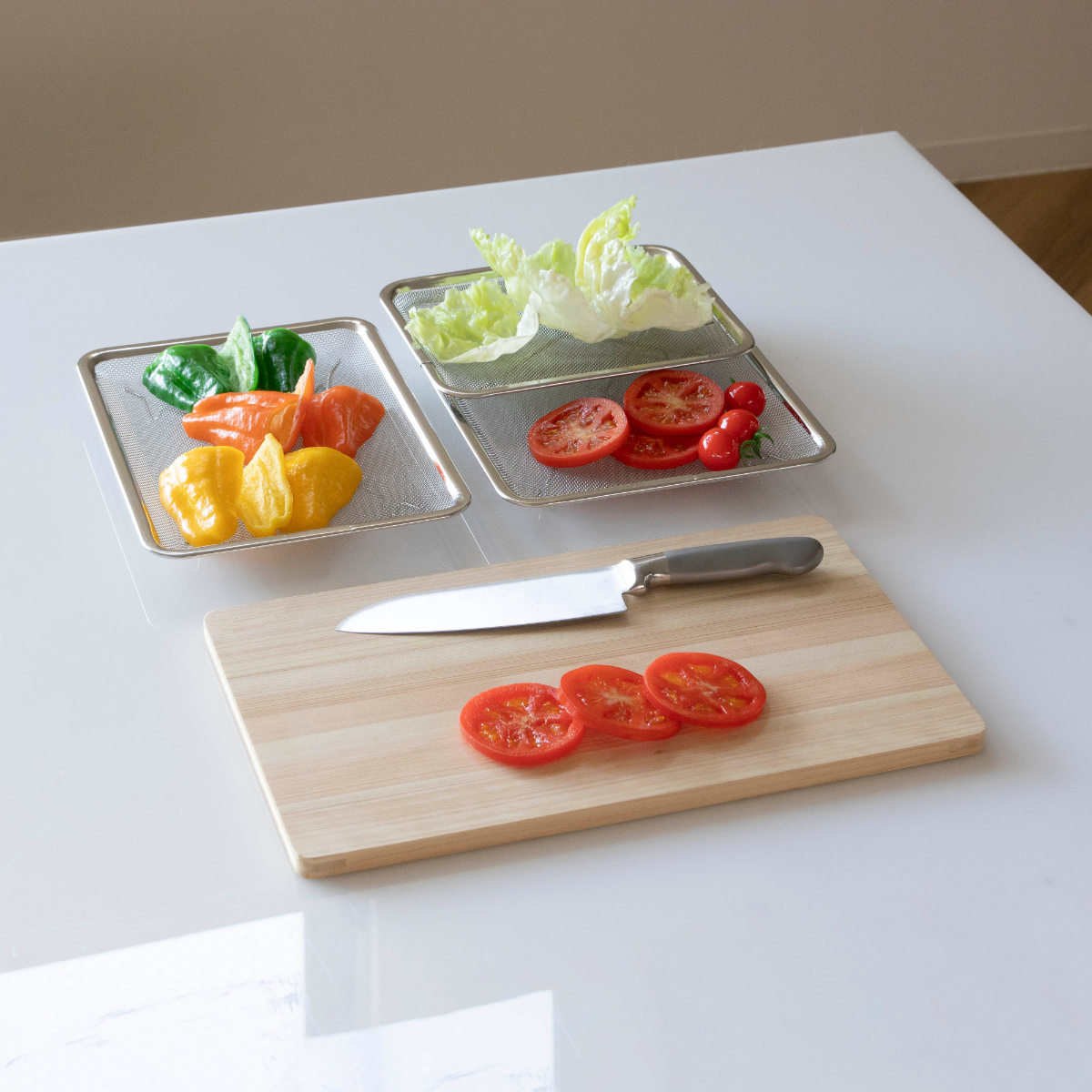 工房アイザワ ザル 角トレーザル 足付 21枚取 ( キッチン ざる 角ざる 足付き 薄型 浅型 料理 調理 水切り 18-8ステンレス 湯切り 下ごしらえ 油切り 網 トレー ステンレスザル 角型ザル 長方形 使いやすい 丈夫 アイザワ )