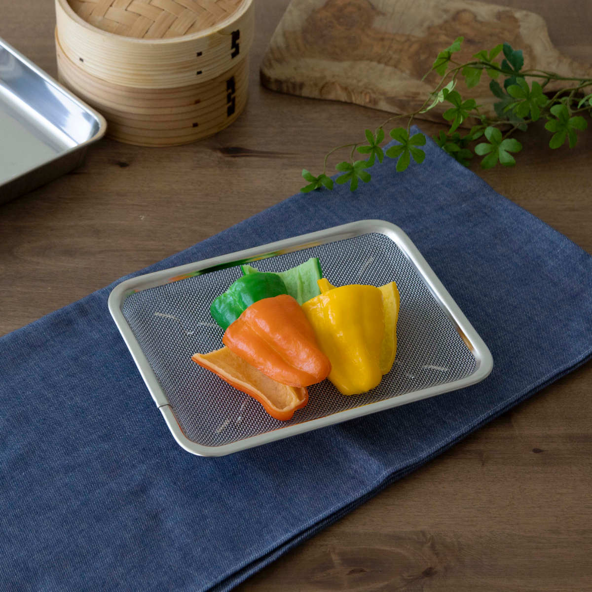 工房アイザワ ザル 角トレーザル 足付 21枚取 ( キッチン ざる 角ざる 足付き 薄型 浅型 料理 調理 水切り 18-8ステンレス 湯切り 下ごしらえ 油切り 網 トレー ステンレスザル 角型ザル 長方形 使いやすい 丈夫 アイザワ )