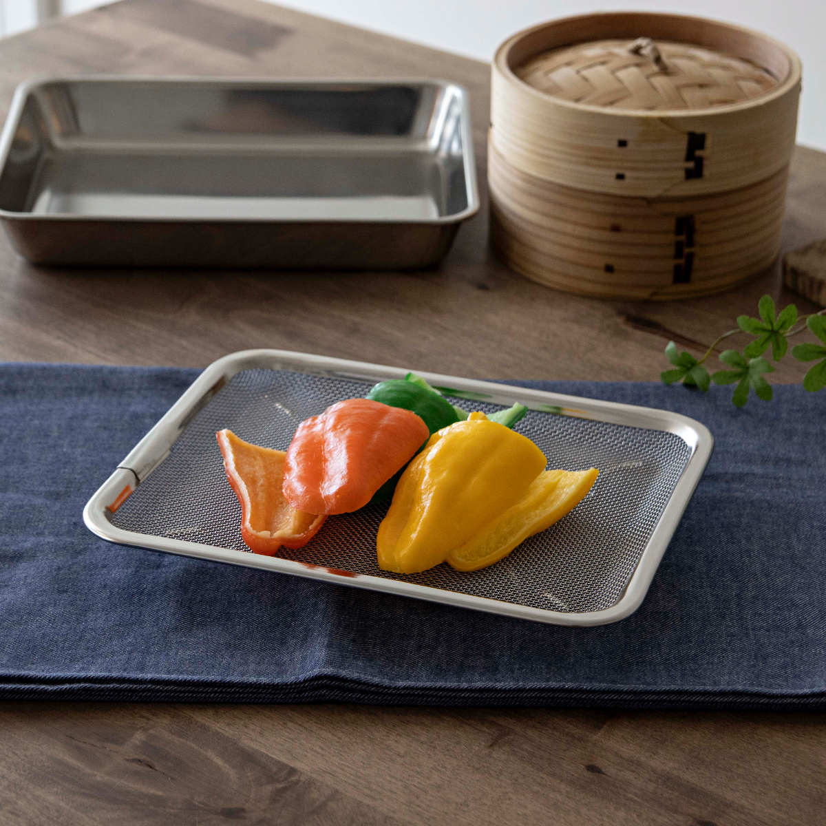 工房アイザワ ザル 角トレーザル 足付 21枚取 ( キッチン ざる 角ざる 足付き 薄型 浅型 料理 調理 水切り 18-8ステンレス 湯切り 下ごしらえ 油切り 網 トレー ステンレスザル 角型ザル 長方形 使いやすい 丈夫 アイザワ )