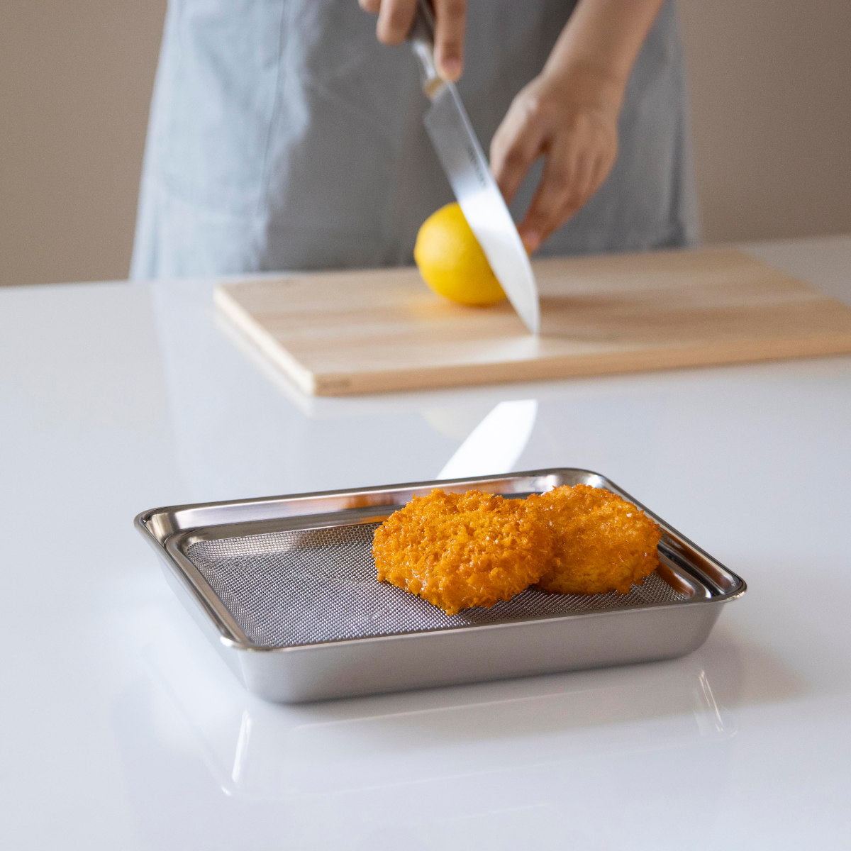 工房アイザワ ザル 角トレーザル 足付 21枚取 ( キッチン ざる 角ざる 足付き 薄型 浅型 料理 調理 水切り 18-8ステンレス 湯切り 下ごしらえ 油切り 網 トレー ステンレスザル 角型ザル 長方形 使いやすい 丈夫 アイザワ )