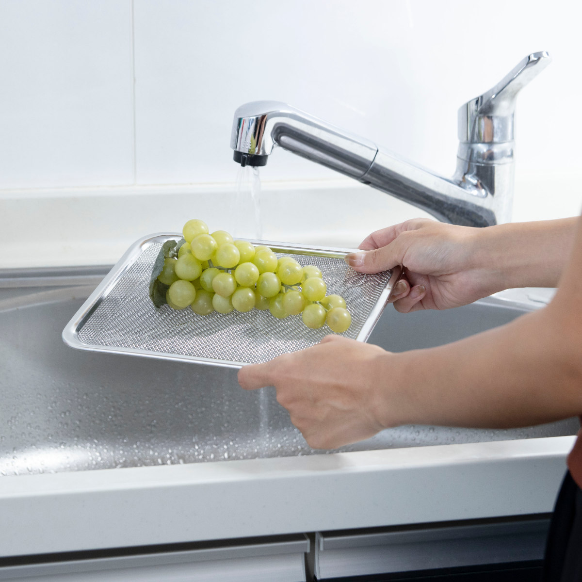 工房アイザワ ザル 角トレーザル 足付 21枚取 ( キッチン ざる 角ざる 足付き 薄型 浅型 料理 調理 水切り 18-8ステンレス 湯切り 下ごしらえ 油切り 網 トレー ステンレスザル 角型ザル 長方形 使いやすい 丈夫 アイザワ )