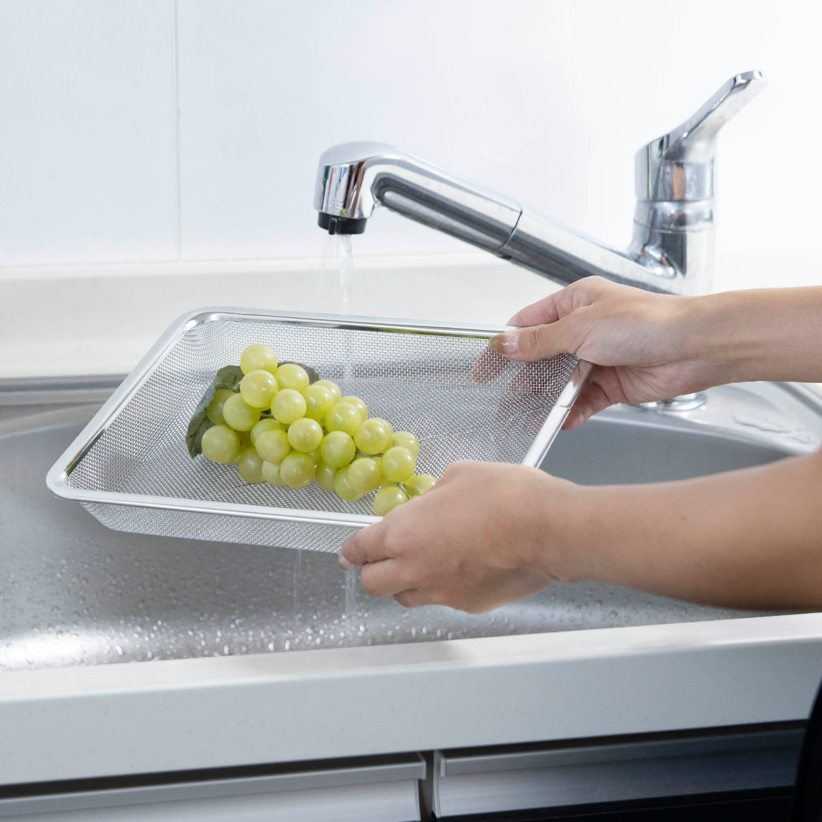 工房アイザワ ザル 角ザル 足付 21枚取 ( キッチン ざる 角ざる 足付き 料理 調理 水切り 18-8ステンレス 湯切り 下ごしらえ ステンレスザル 角型ザル 長方形 使いやすい 丈夫 アイザワ )