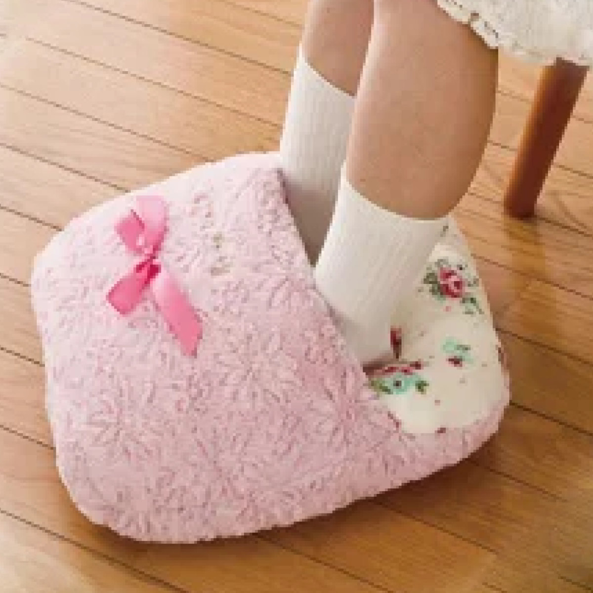 フットウォーマー 寒さ対策 マイクロファイバー ピンクリボン （ 足入れクッション あったかグッズ 家庭用 オフィス 足 冷え 冬グッズ プレゼント 冷え対策 ）