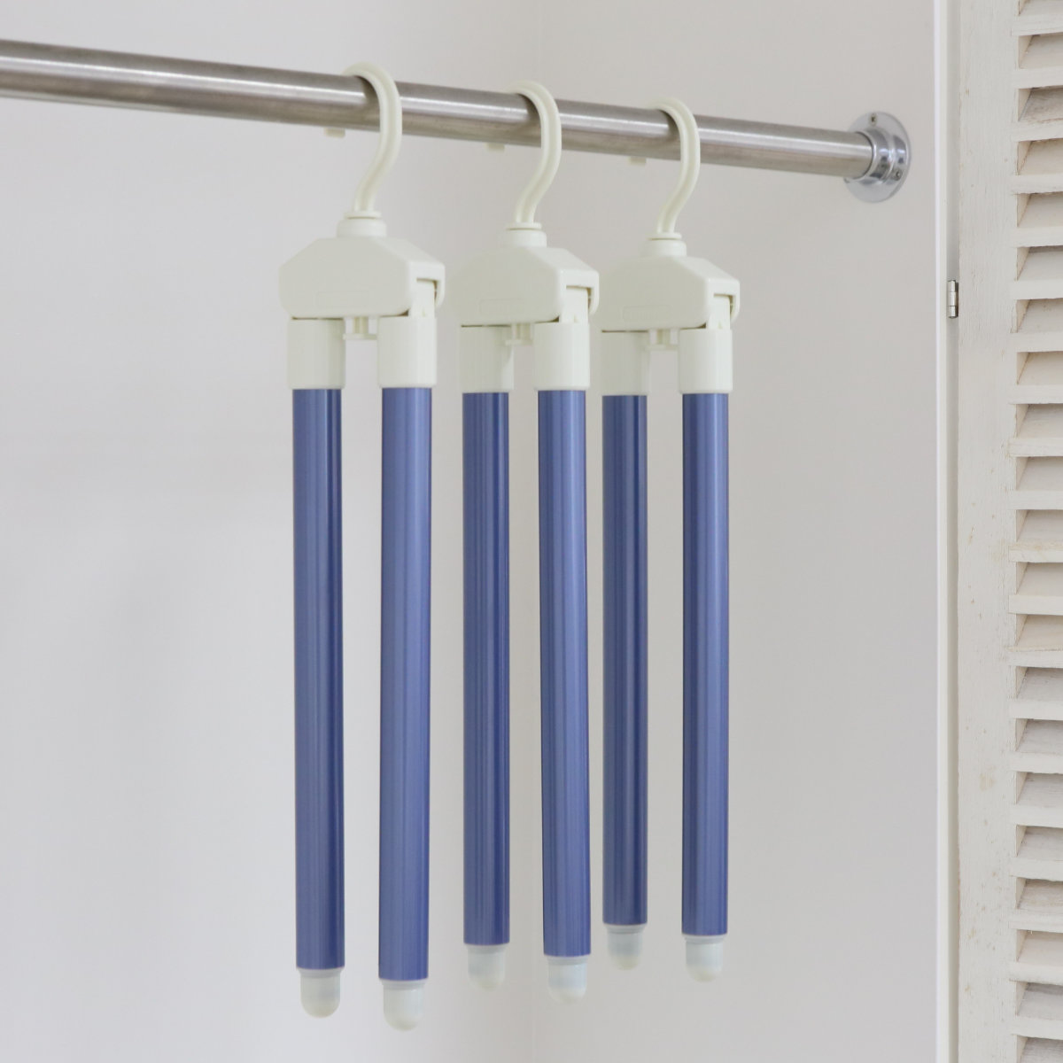 ハンガー 同色5本セット シワーレスハンガー ( シワーレス 洗濯ハンガー 5本 伸縮 乾きやすい 洗濯物干し 洗濯 物干し 折りたたみ コンパクト 物干しハンガー 伸縮ハンガー 伸びる シワになりにくい 下折れ式 衣類 トレーナー ) 【ブルー】 ブルー