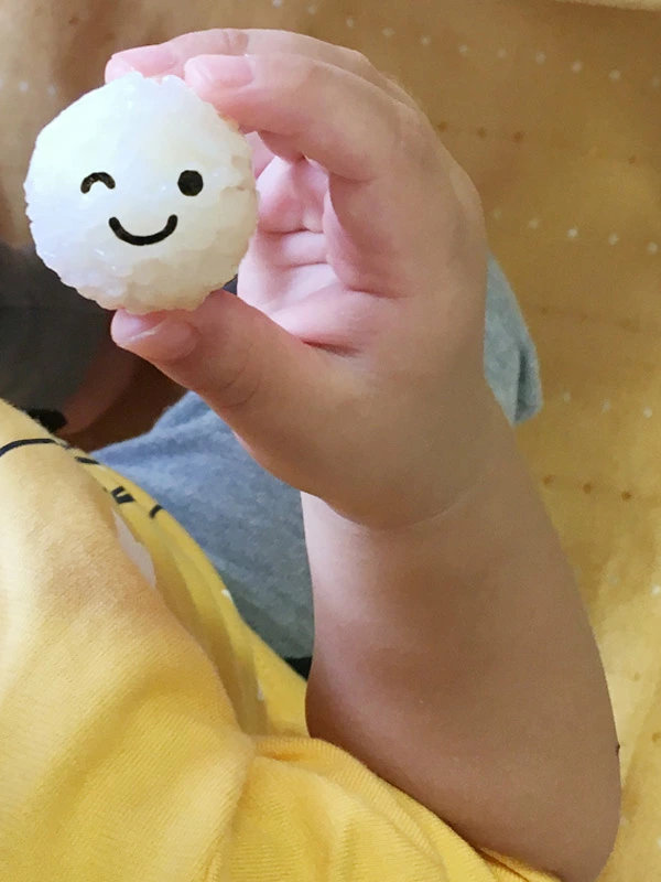 おにぎり型 おむすび型 こむすびボールミニ まんまるおにぎり キャラ弁 ( 海苔カッター お弁当グッズ 子供 デコ弁 顔パーツ 型抜き )