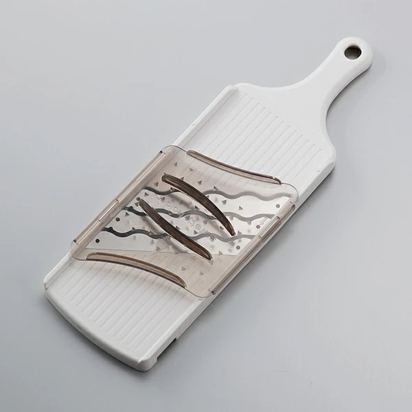 スライサー 3枚刃 3倍速! トリプルウェーブ 安全ホルダー付き ( スライス 野菜スライサー 野菜カッター 千切り キッチンツール 下ごしらえ用品 調理器具 キッチン用品 ベジタブルスライサー )