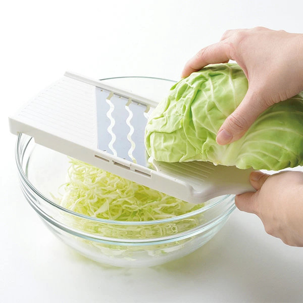 スライサー 3枚刃 3倍速! トリプルウェーブ 安全ホルダー付き ( スライス 野菜スライサー 野菜カッター 千切り キッチンツール 下ごしらえ用品 調理器具 キッチン用品 ベジタブルスライサー )