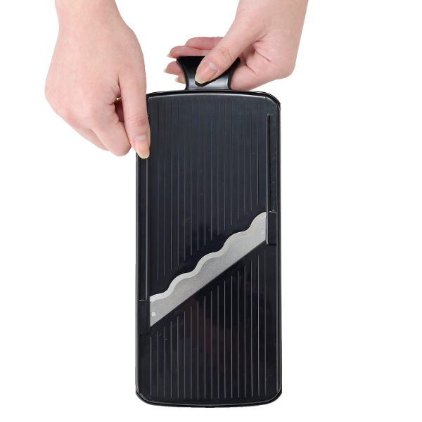 ステンレスバット・角型ザル専用スライサー 日本製 ( 千切り サラダ キャベツ せん切り器 せん切りスライサー 千切りスライサー 野菜スライサー ベジタブルスライサー キッチンツール ウェーブ状 波型 安全ホルダー付き )