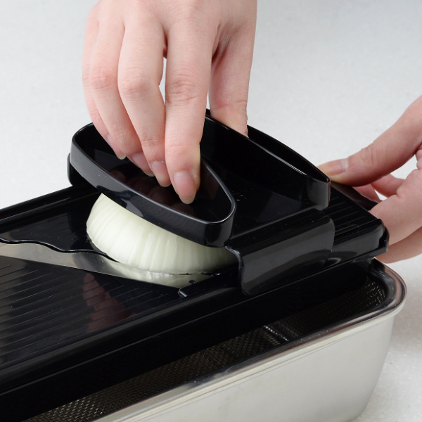 ステンレスバット・角型ザル専用スライサー 日本製 ( 千切り サラダ キャベツ せん切り器 せん切りスライサー 千切りスライサー 野菜スライサー ベジタブルスライサー キッチンツール ウェーブ状 波型 安全ホルダー付き )