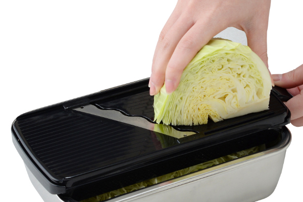 ステンレスバット・角型ザル専用スライサー 日本製 ( 千切り サラダ キャベツ せん切り器 せん切りスライサー 千切りスライサー 野菜スライサー ベジタブルスライサー キッチンツール ウェーブ状 波型 安全ホルダー付き )