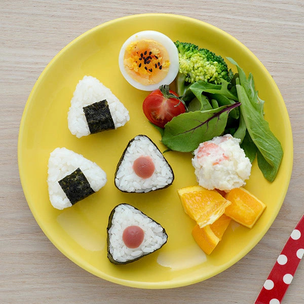 おにぎり型 海苔カッター ミニ 三角 さんかくこにぎりmini×2 弁当グッズ ( おむすび型 こむすび おにぎり おむすび 一口サイズ 押し型 幼稚園 保育園 小学校 キッズ 子供 簡単 子供用 お弁当グッズ キッチンツール キッチン )