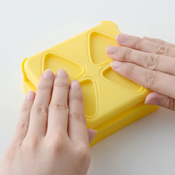 おにぎり型 海苔カッター ミニ 三角 さんかくこにぎりmini×2 弁当グッズ ( おむすび型 こむすび おにぎり おむすび 一口サイズ 押し型 幼稚園 保育園 小学校 キッズ 子供 簡単 子供用 お弁当グッズ キッチンツール キッチン )