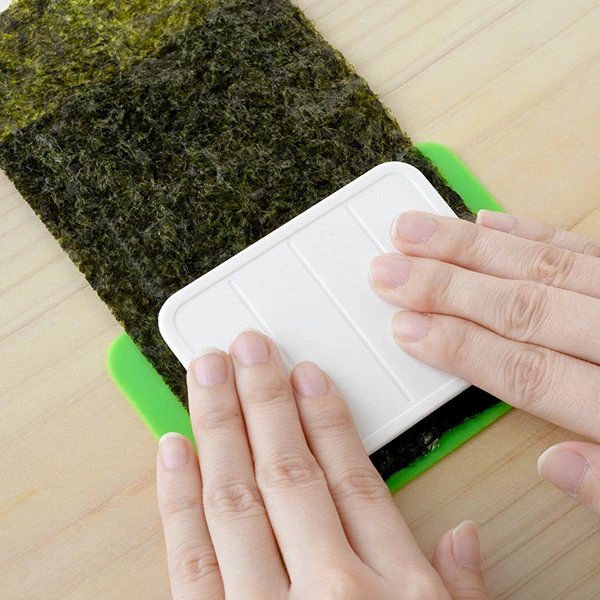 おにぎり型 海苔カッター ミニ 三角 さんかくこにぎりmini×2 弁当グッズ ( おむすび型 こむすび おにぎり おむすび 一口サイズ 押し型 幼稚園 保育園 小学校 キッズ 子供 簡単 子供用 お弁当グッズ キッチンツール キッチン )