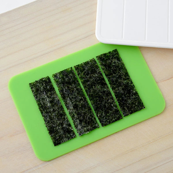 おにぎり型 海苔カッター ミニ 三角 さんかくこにぎりmini×2 弁当グッズ ( おむすび型 こむすび おにぎり おむすび 一口サイズ 押し型 幼稚園 保育園 小学校 キッズ 子供 簡単 子供用 お弁当グッズ キッチンツール キッチン )