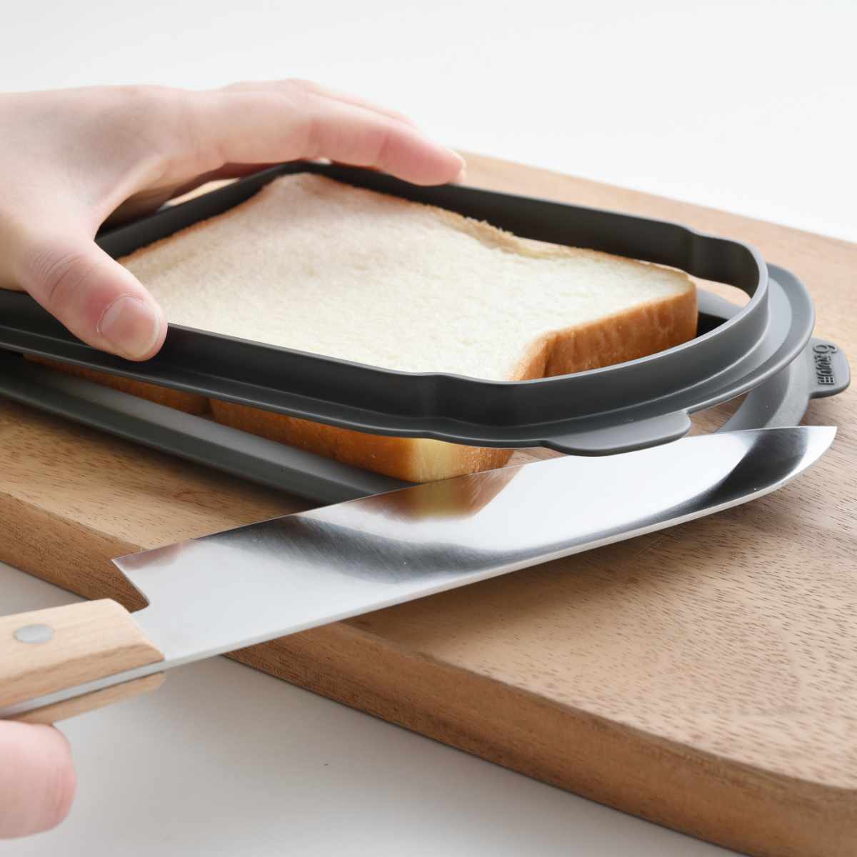 食パン用カットガイド うすーく切ってサンドイッチしましょ ( 食パンカッター 食パン スライス 薄切り パン切り 5枚切り 6枚切り サンドイッチ用 食洗機対応 厚み調節 サンドイッチ ホットサンド 簡単 便利グッズ )