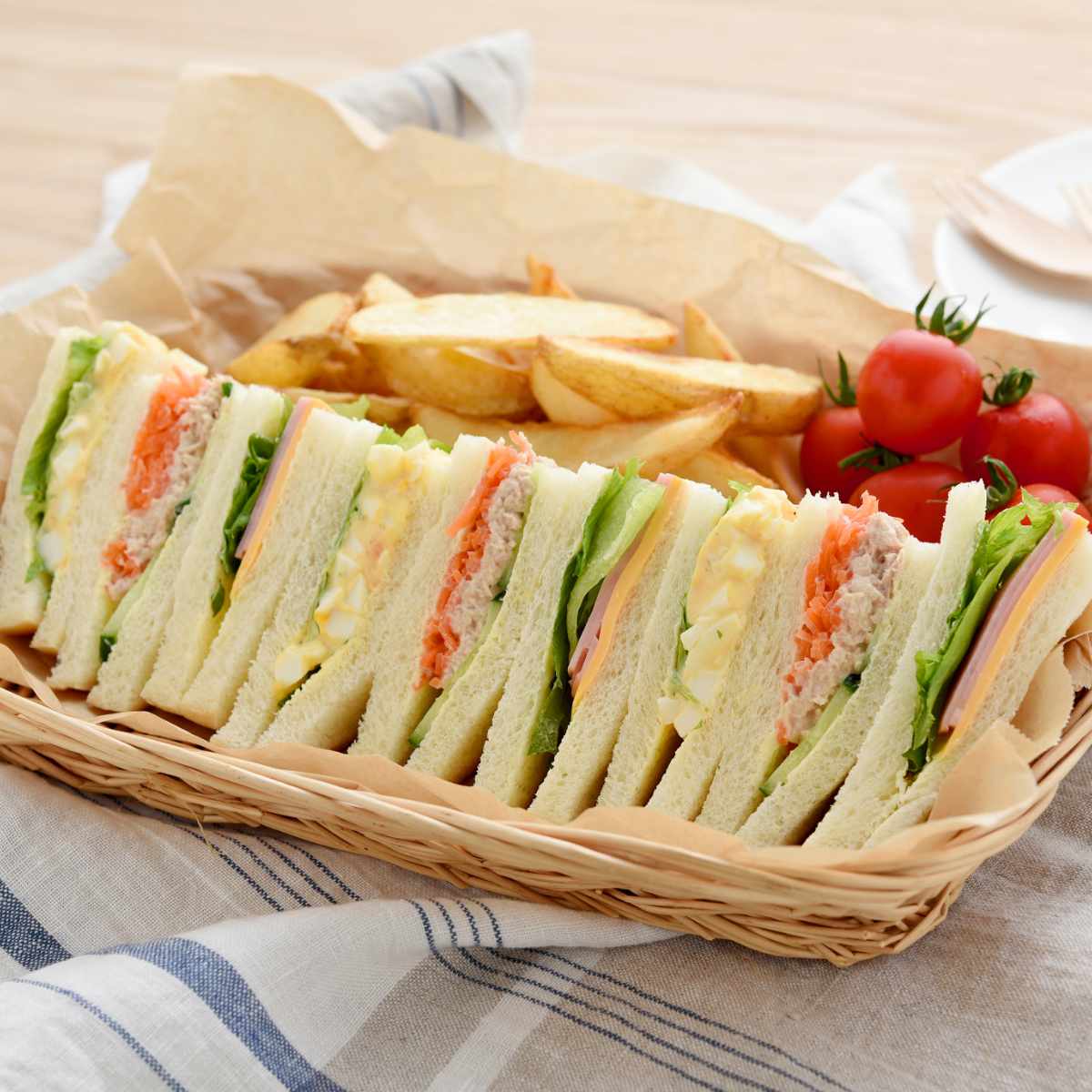 食パン用カットガイド うすーく切ってサンドイッチしましょ ( 食パンカッター 食パン スライス 薄切り パン切り 5枚切り 6枚切り サンドイッチ用 食洗機対応 厚み調節 サンドイッチ ホットサンド 簡単 便利グッズ )