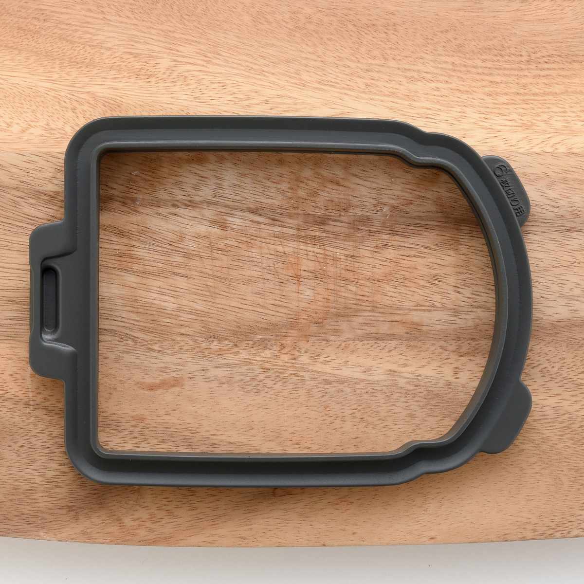 食パン用カットガイド うすーく切ってサンドイッチしましょ ( 食パンカッター 食パン スライス 薄切り パン切り 5枚切り 6枚切り サンドイッチ用 食洗機対応 厚み調節 サンドイッチ ホットサンド 簡単 便利グッズ )