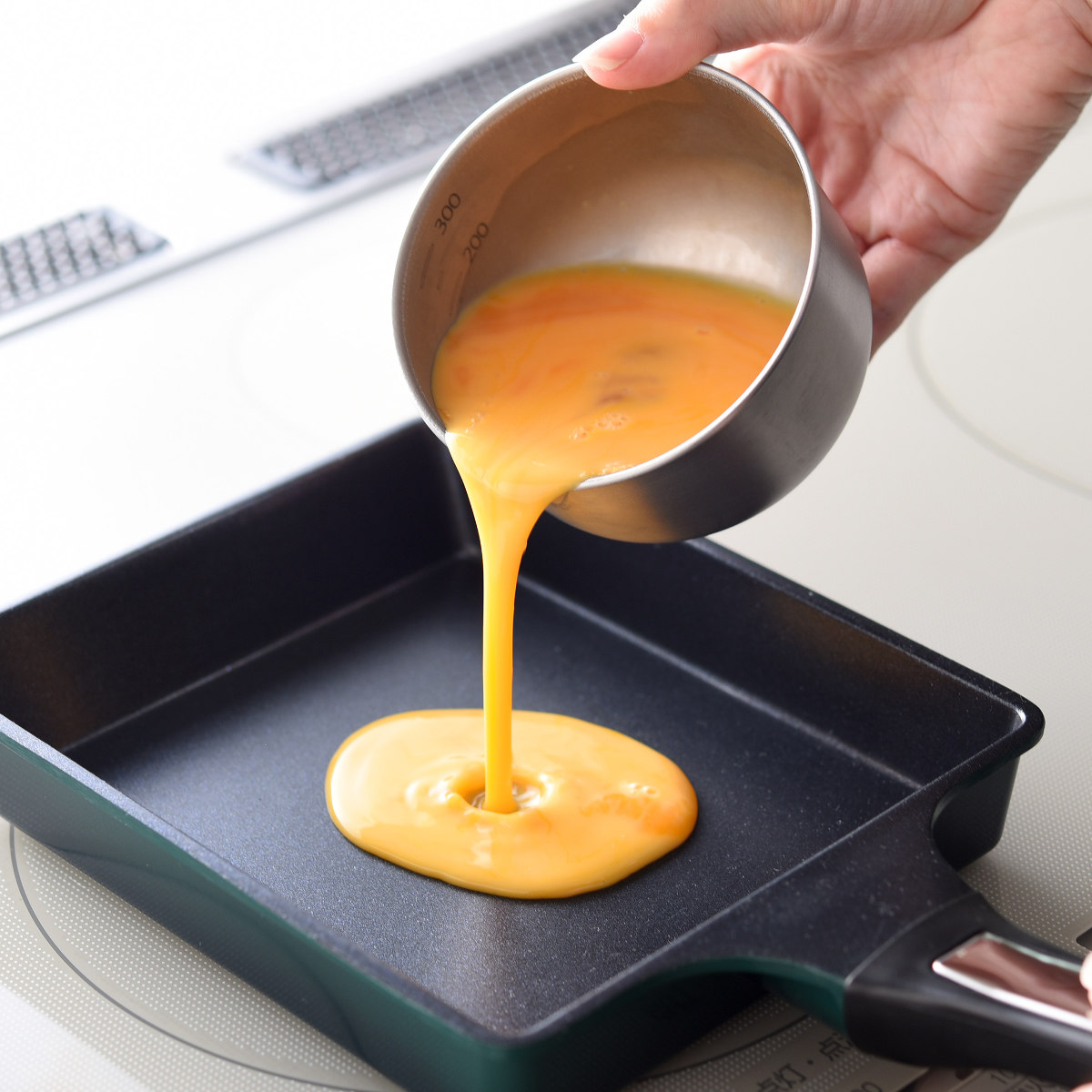 ボウル 9cm ステンレスボウル 逸品物創 ステンレス製 深めの仕込みボウル 日本製 ( 調理用ボウル ボール 深型ボウル 小さめ 9センチ 下ごしらえ 調理用品 製菓道具 注ぎ口 目盛り付き コンパクト )