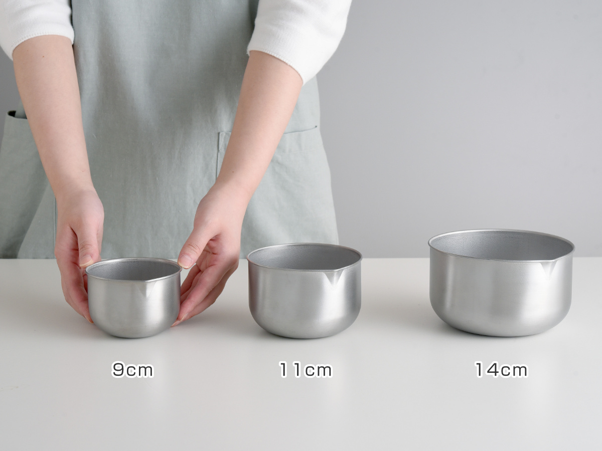 ボウル 9cm ステンレスボウル 逸品物創 ステンレス製 深めの仕込みボウル 日本製 ( 調理用ボウル ボール 深型ボウル 小さめ 9センチ 下ごしらえ 調理用品 製菓道具 注ぎ口 目盛り付き コンパクト )