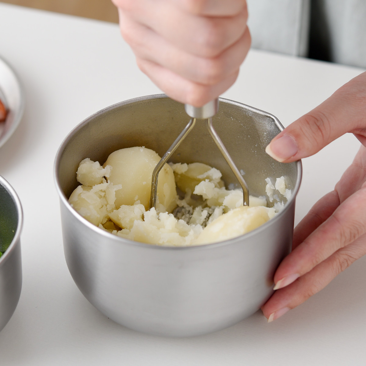 ボウル 11cm ステンレスボウル 逸品物創 ステンレス製 深めの仕込みボウル 日本製 ( 調理用ボウル ボール 深型ボウル 小さめ 11センチ 下ごしらえ 調理用品 製菓道具 注ぎ口 目盛り付き コンパクト )