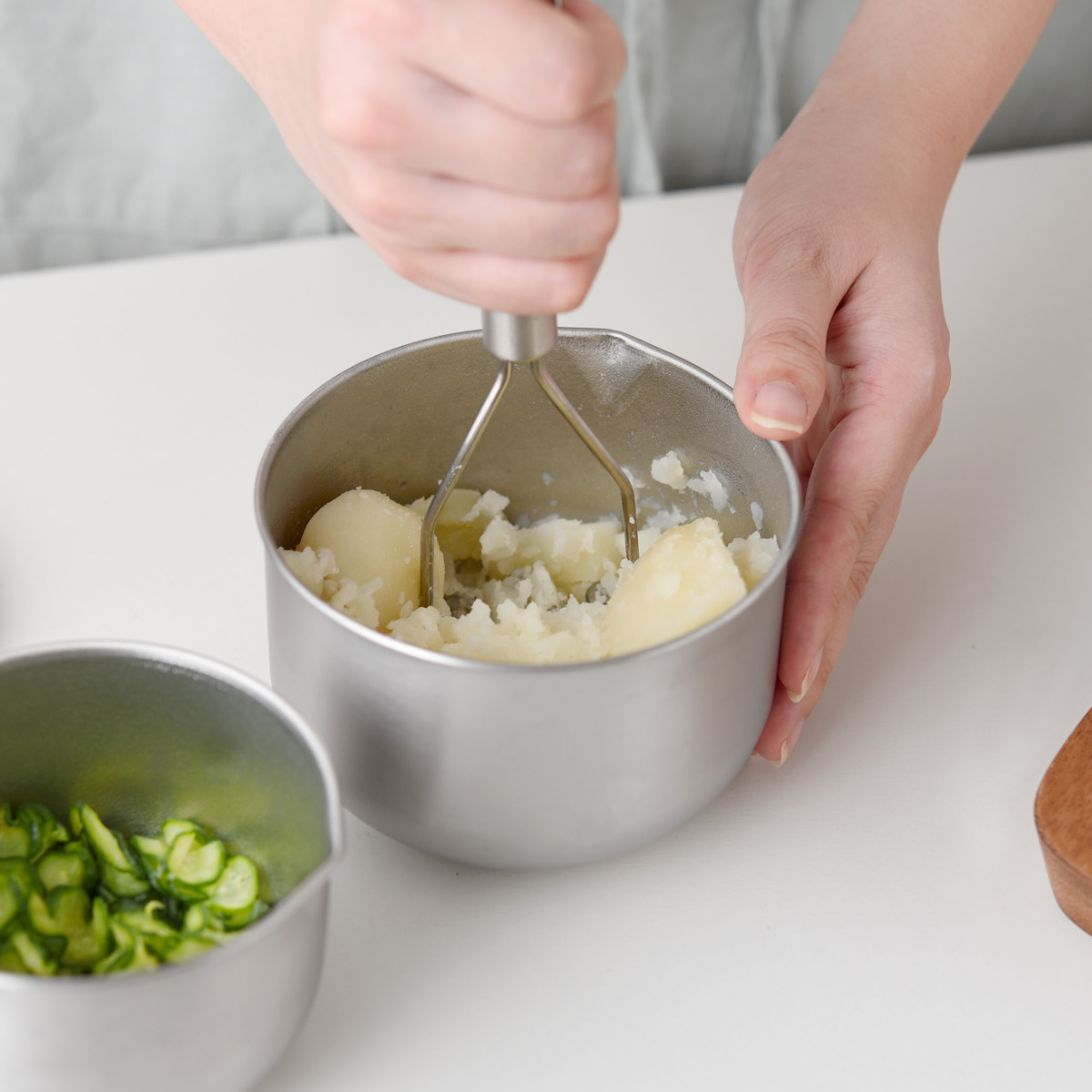 ボウル 11cm ステンレスボウル 逸品物創 ステンレス製 深めの仕込みボウル 日本製 ( 調理用ボウル ボール 深型ボウル 小さめ 11センチ 下ごしらえ 調理用品 製菓道具 注ぎ口 目盛り付き コンパクト )