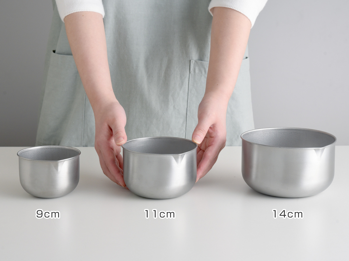 ボウル 11cm ステンレスボウル 逸品物創 ステンレス製 深めの仕込みボウル 日本製 ( 調理用ボウル ボール 深型ボウル 小さめ 11センチ 下ごしらえ 調理用品 製菓道具 注ぎ口 目盛り付き コンパクト )