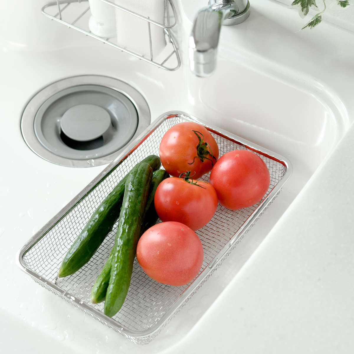 水切りかご 逸品物創 シンクを広く使える 水切りカゴ ( 水切りラック 日本製 ステンレス 水切り シンク上 食洗機対応 水切りバスケット ざる ザル コンパクト 野菜 食器 )