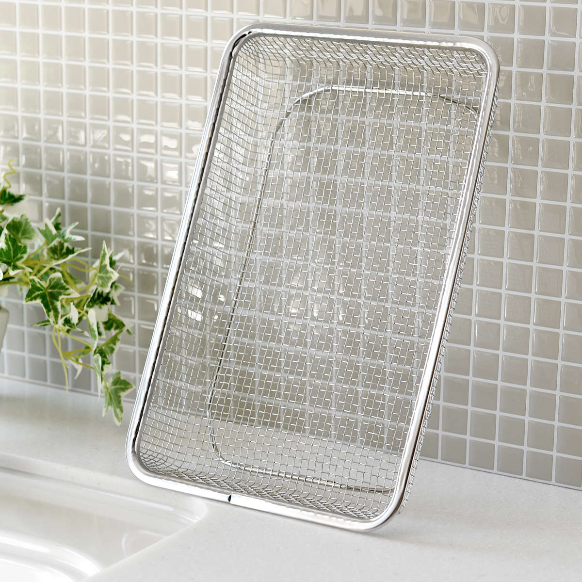 水切りかご 逸品物創 シンクを広く使える 水切りカゴ ( 水切りラック 日本製 ステンレス 水切り シンク上 食洗機対応 水切りバスケット ざる ザル コンパクト 野菜 食器 )