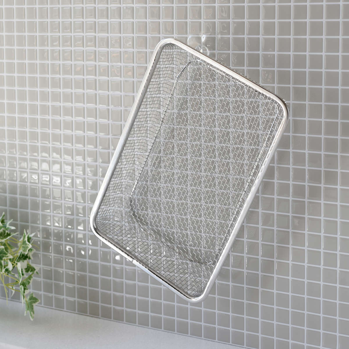 水切りかご 逸品物創 シンクを広く使える 水切りカゴ ( 水切りラック 日本製 ステンレス 水切り シンク上 食洗機対応 水切りバスケット ざる ザル コンパクト 野菜 食器 )